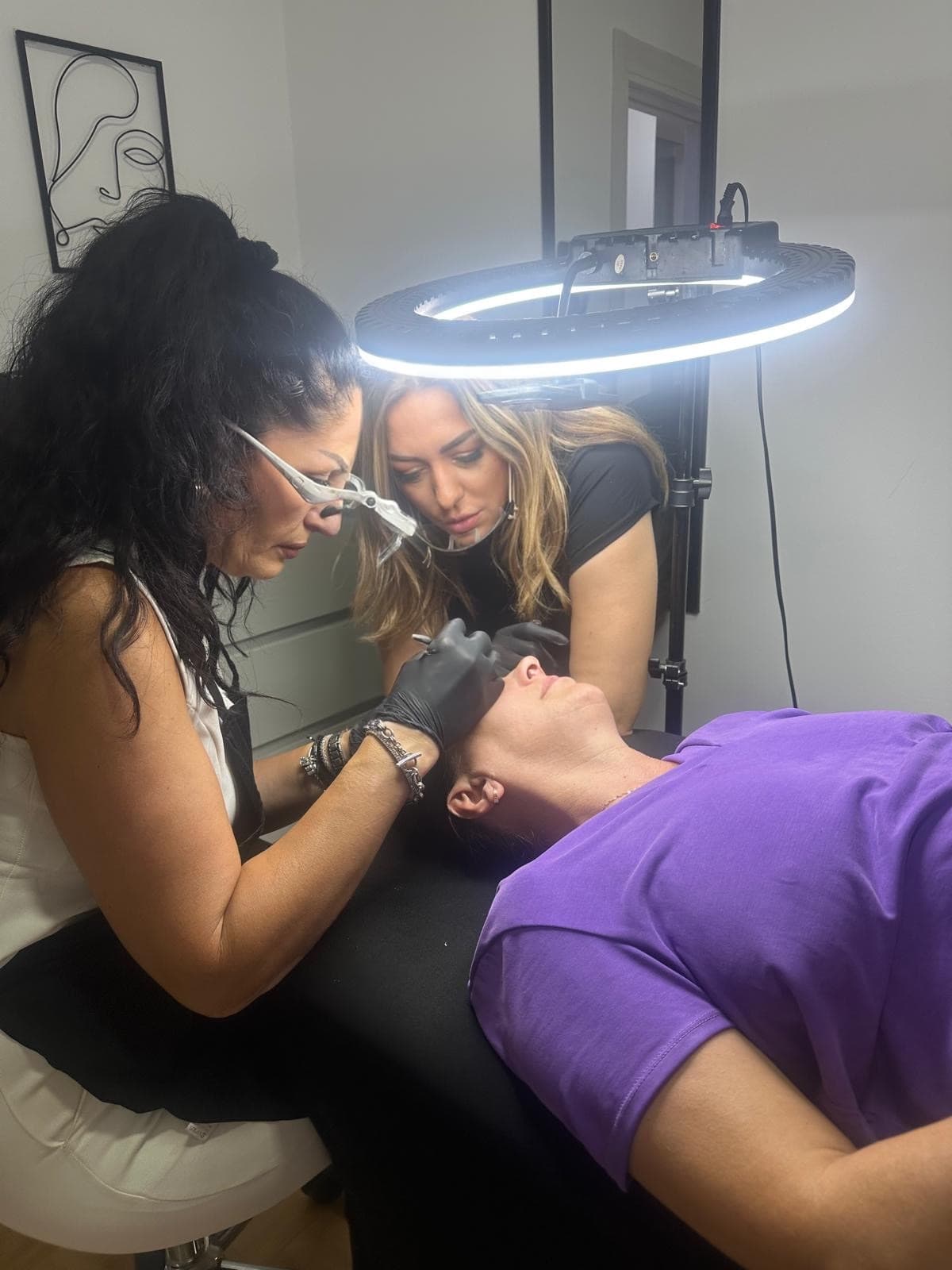 Saška demonstrira tehniku rada na modelu tokom obuke.